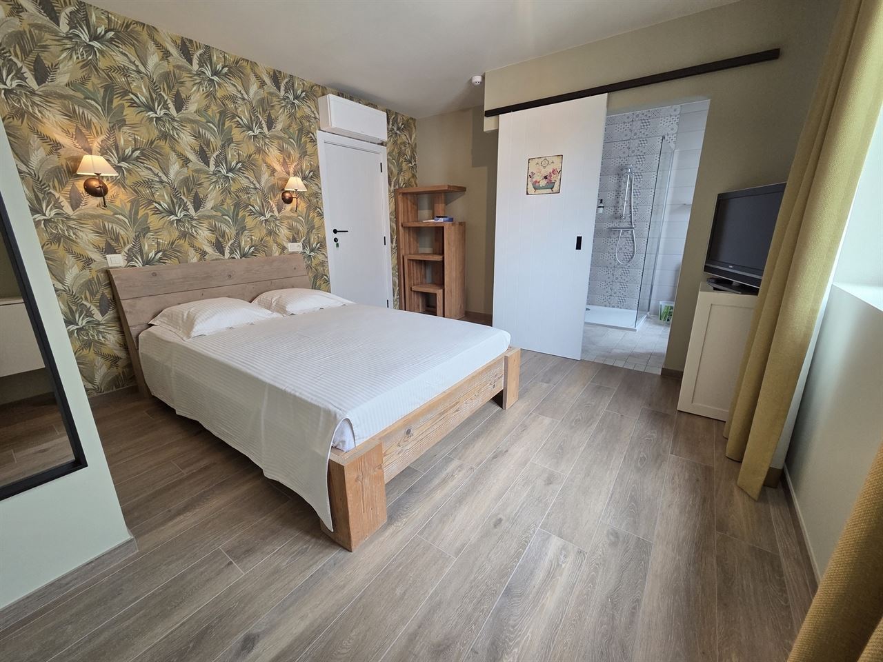 Prachtige nieuwbouw BEN-woning met 5 slpk, 3 badkm en verzorgde tuin. Uitermate rustig gelegen.