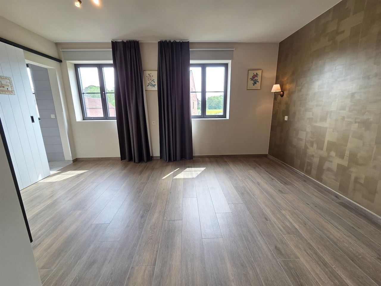Prachtige nieuwbouw BEN-woning met 5 slpk, 3 badkm en verzorgde tuin. Uitermate rustig gelegen.