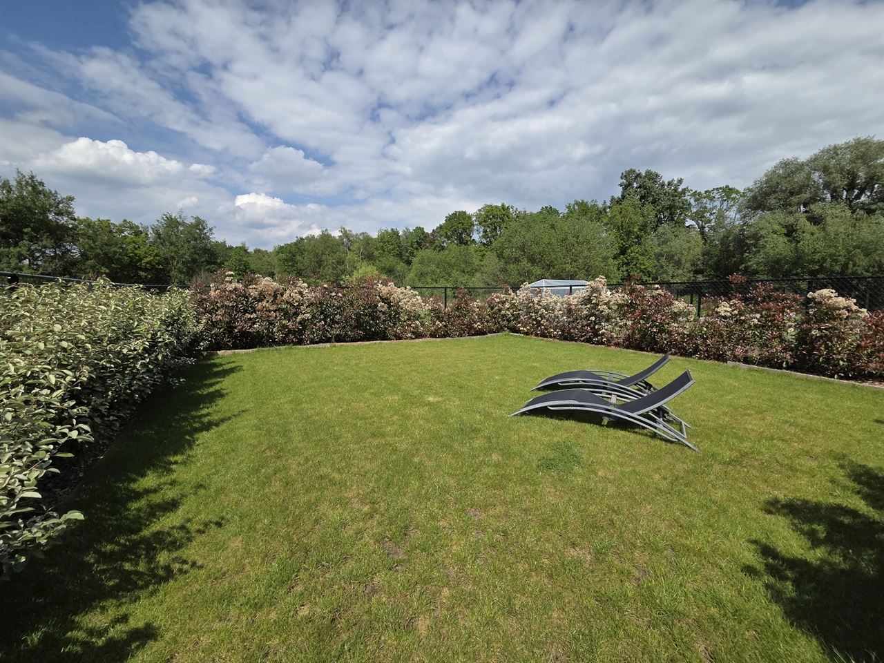 Prachtige nieuwbouw BEN-woning met 5 slpk, 3 badkm en verzorgde tuin. Uitermate rustig gelegen.