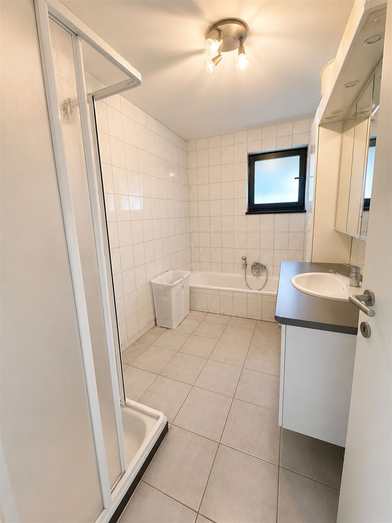 Opbrengsteigendom: handelspand en twee appartementen