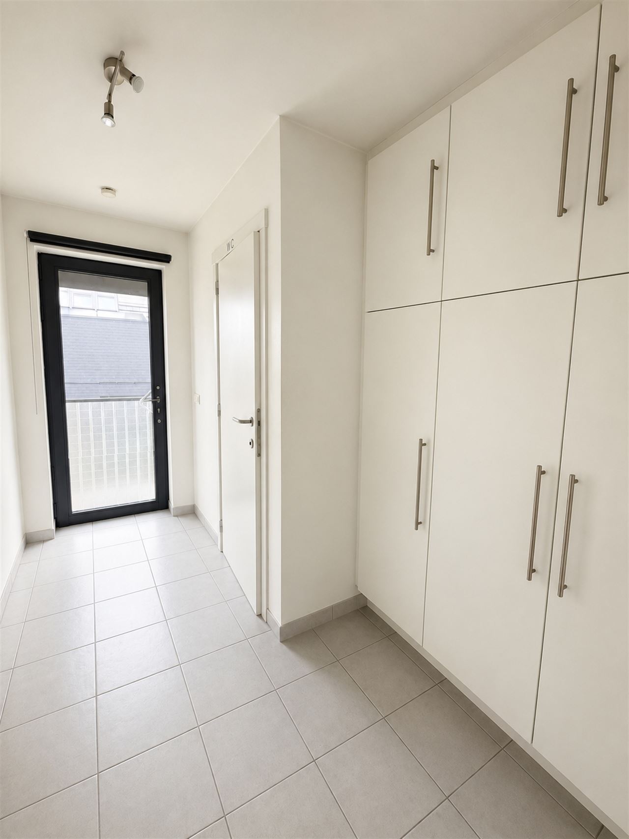 Opbrengsteigendom: handelspand en twee appartementen