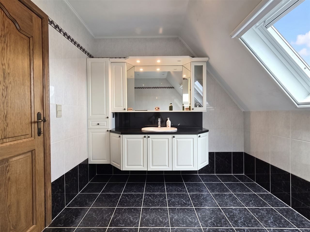 Stijlvolle woning met 4 slks op een perceel van 897m²