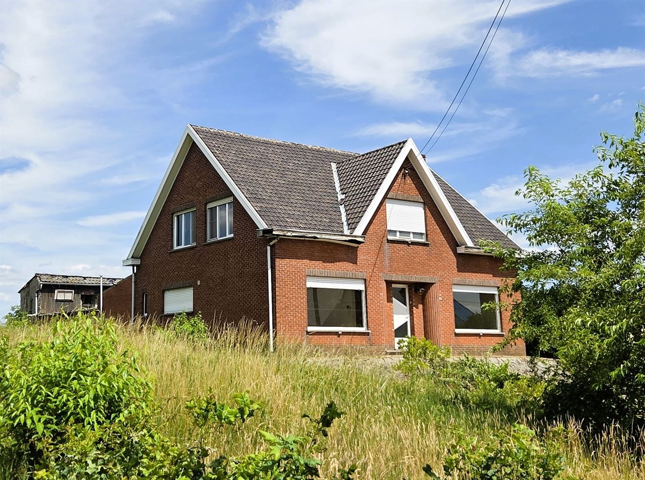 Vrijstaande woning met 4 slks op een perceel van 3135m² met mooi groen verzicht. Toplocatie!