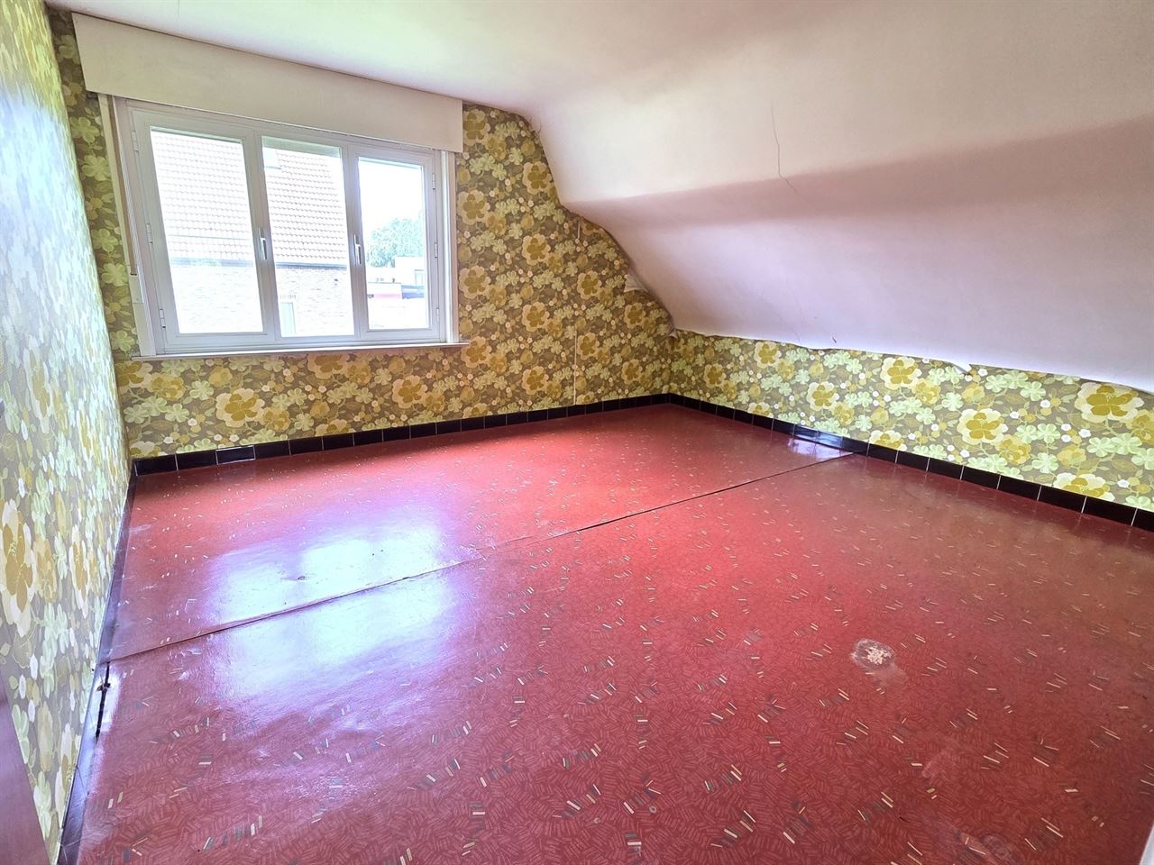 Vrijstaande woning met 4 slks op een perceel van 3135m² met mooi groen verzicht. Toplocatie!