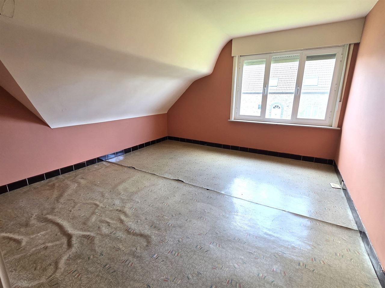 Vrijstaande woning met 4 slks op een perceel van 3135m² met mooi groen verzicht. Toplocatie!