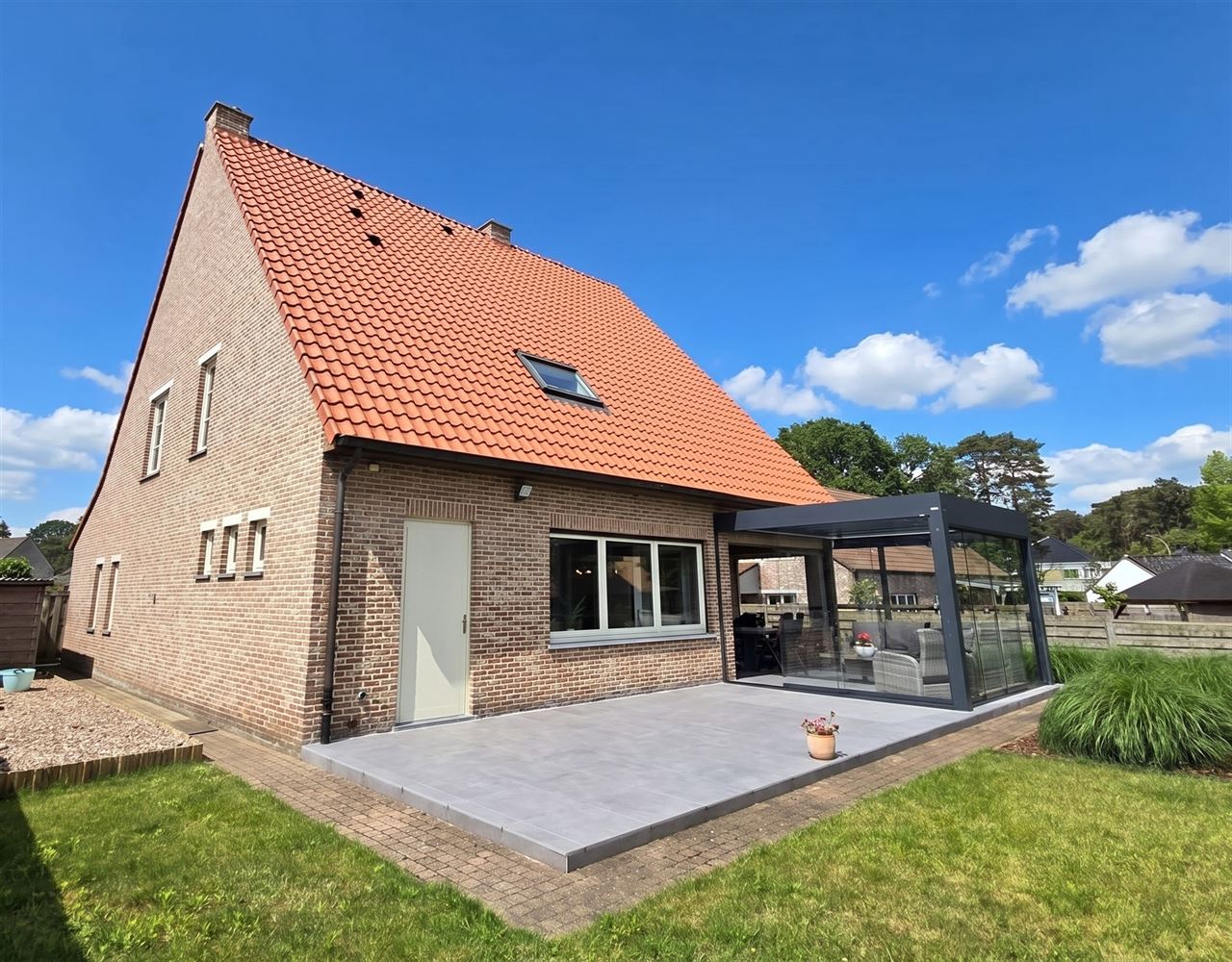 Stijlvolle woning met 4 slks op een perceel van 897m²