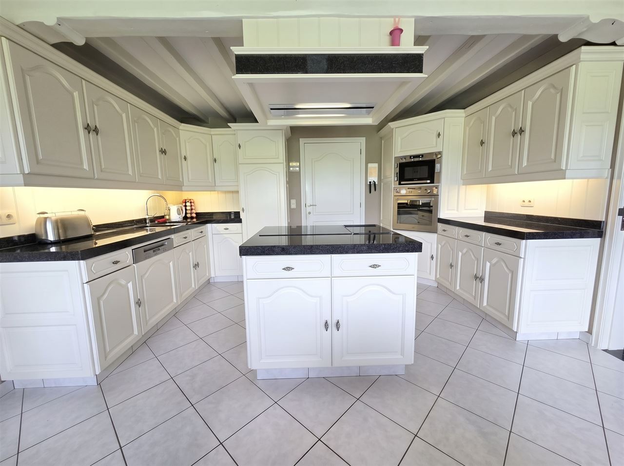 Stijlvolle woning met 4 slks op een perceel van 897m²