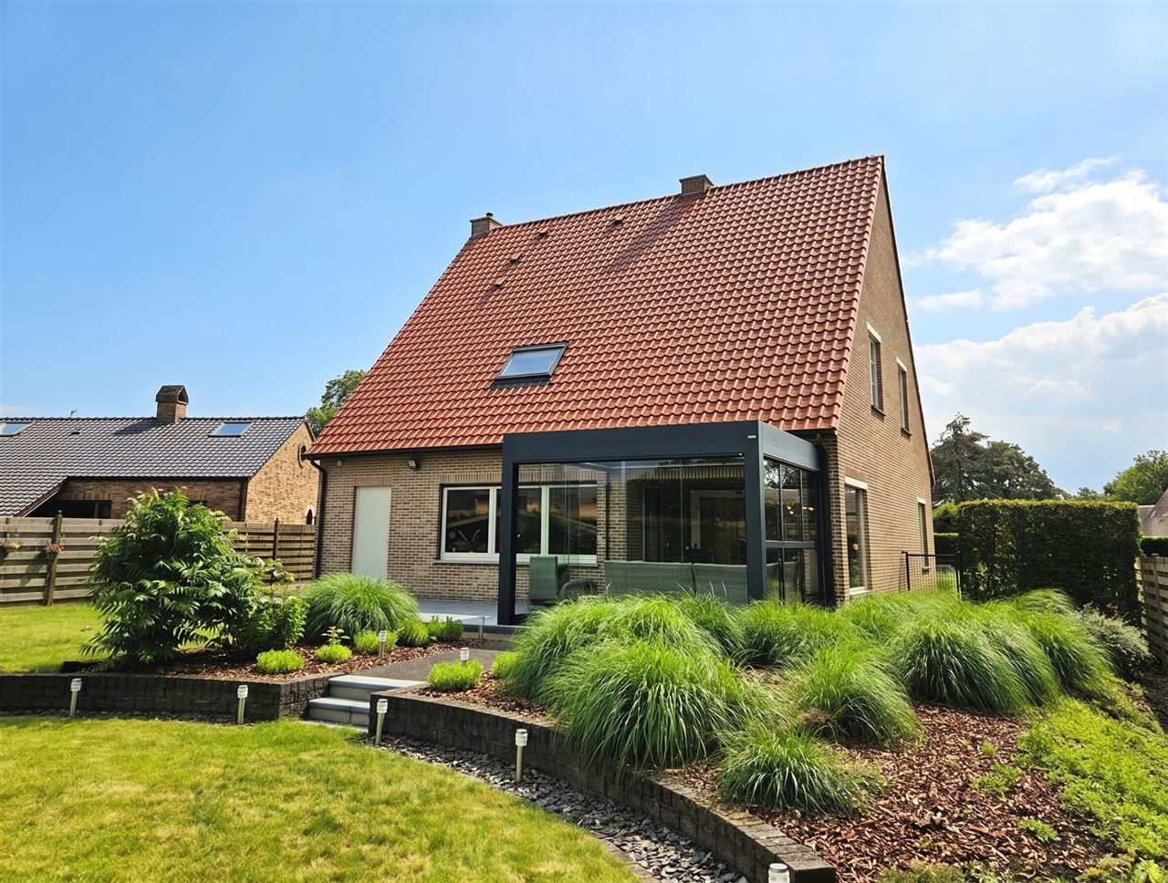 Stijlvolle woning met 4 slks op een perceel van 897m²