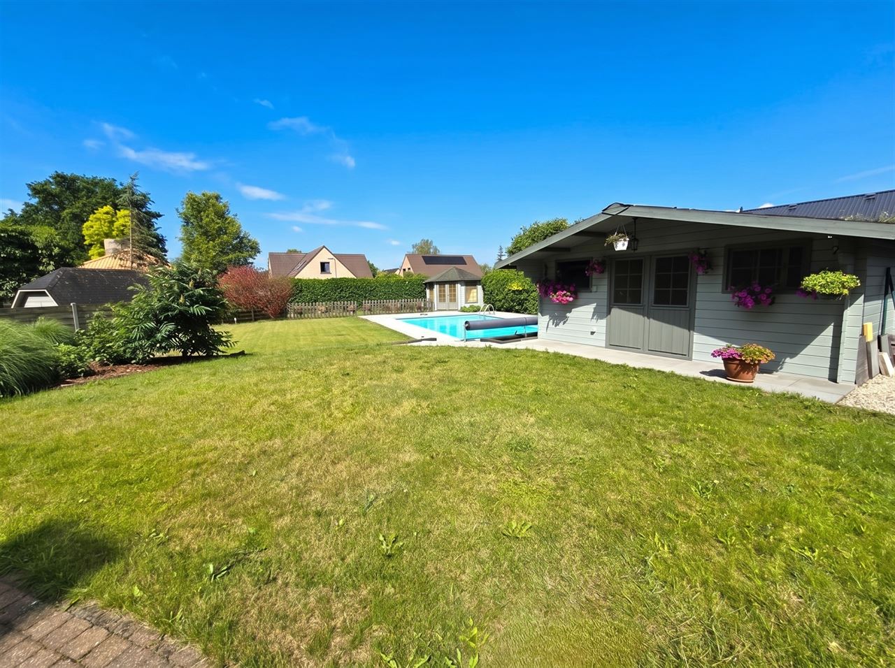 Stijlvolle woning met 4 slks op een perceel van 897m²