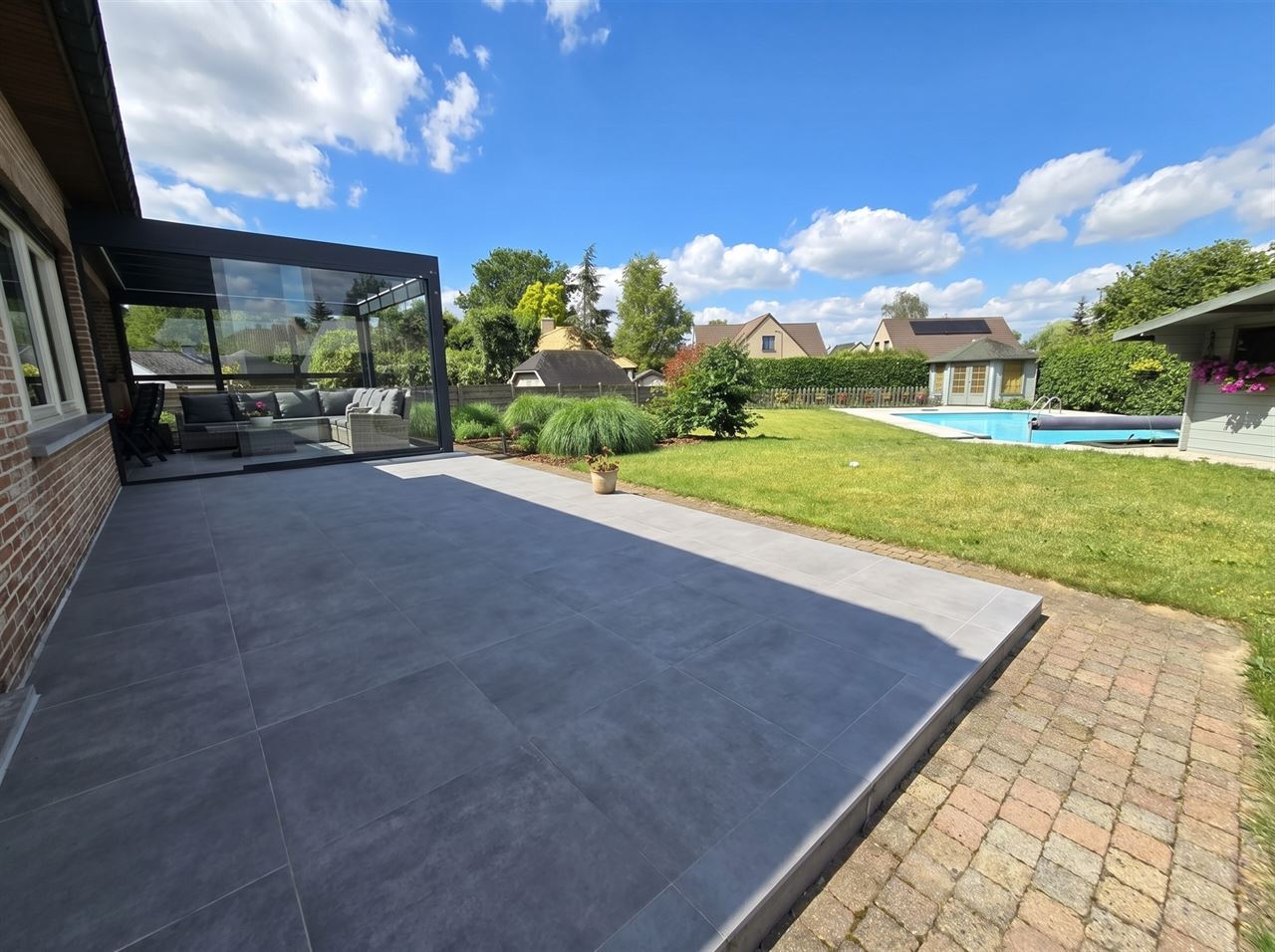 Stijlvolle woning met 4 slks op een perceel van 897m²