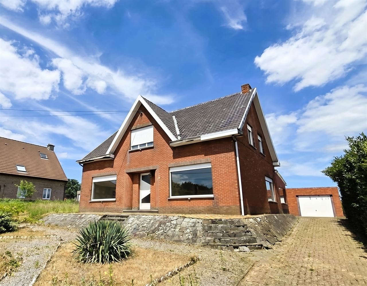 Vrijstaande woning met 4 slks op een perceel van 3135m² met mooi groen verzicht. Toplocatie!