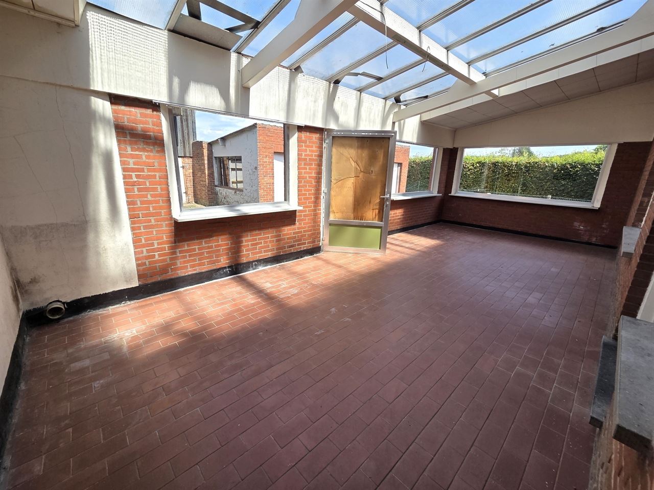 Vrijstaande woning met 4 slks op een perceel van 3135m² met mooi groen verzicht. Toplocatie!