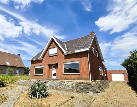 Vrijstaande woning met 4 slks op een perceel van 3135m² met mooi groen verzicht. Toplocatie!