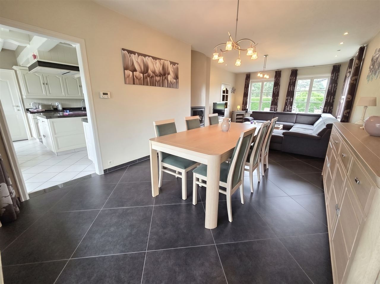 Stijlvolle woning met 4 slks op een perceel van 897m²