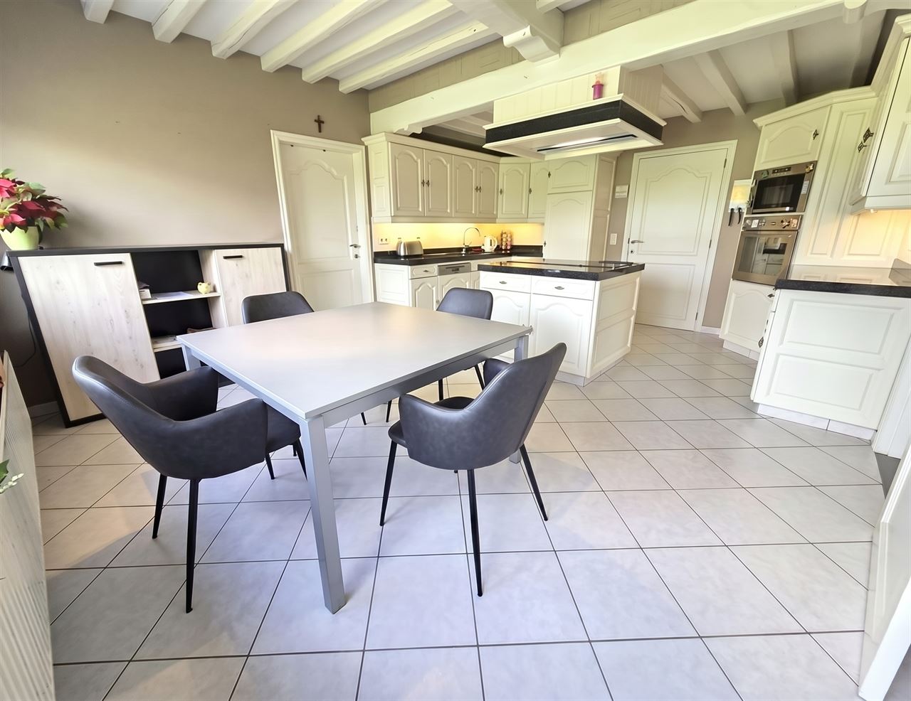 Stijlvolle woning met 4 slks op een perceel van 897m²