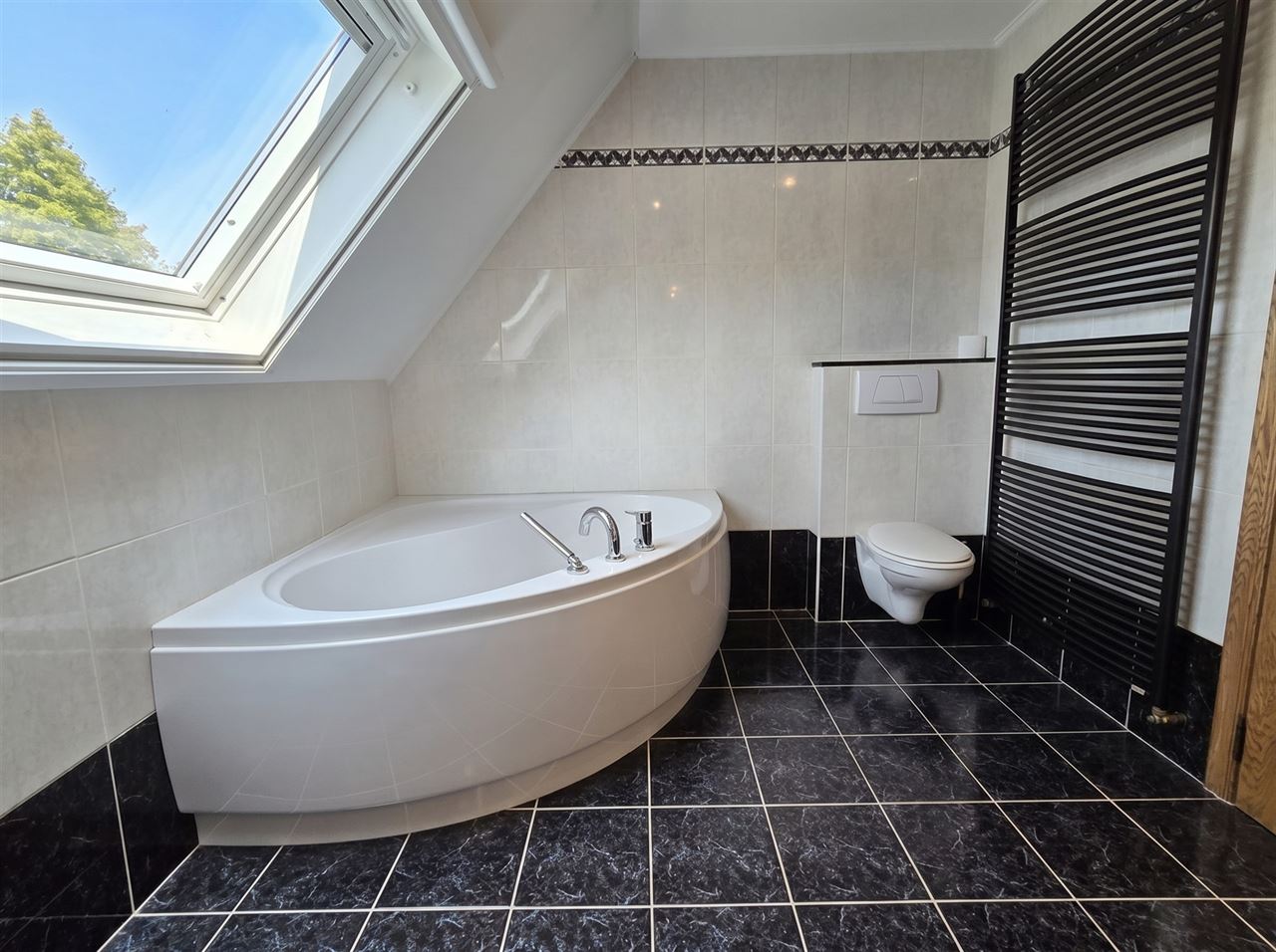 Stijlvolle woning met 4 slks op een perceel van 897m²