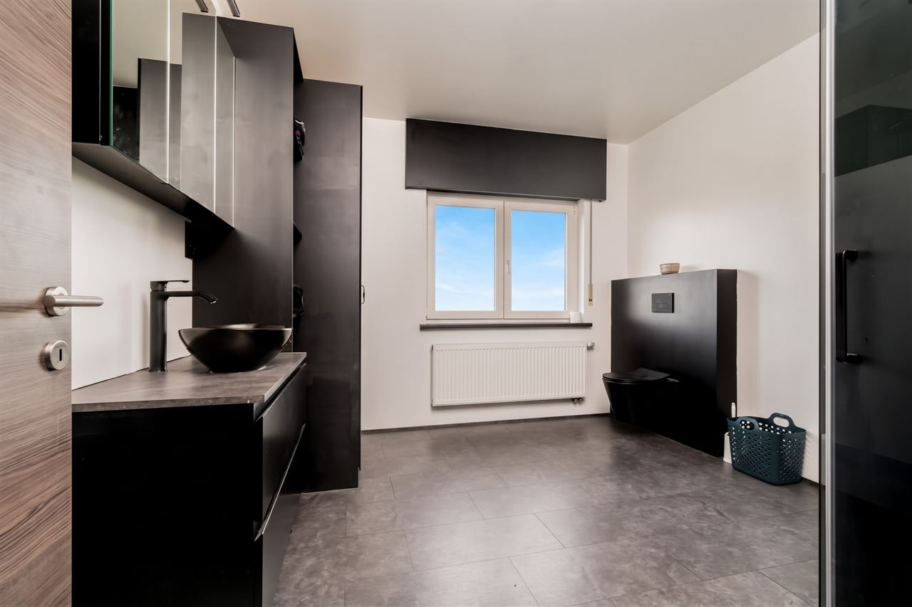 Zeer ruime woning met 6 slkm, ideaal voor een groot gezin of co-housing.