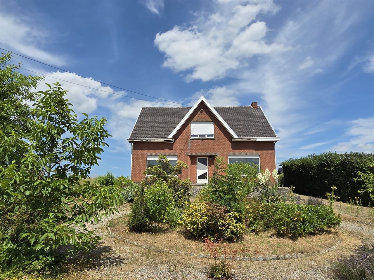 Vrijstaande woning met 4 slks op een perceel van 3135m² met mooi groen verzicht. Toplocatie!