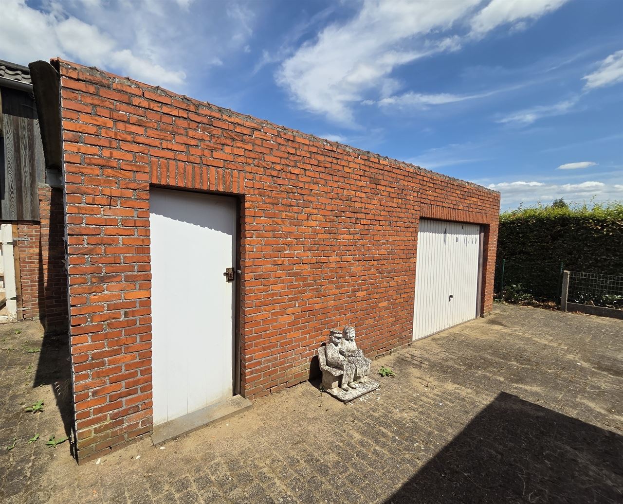 Vrijstaande woning met 4 slks op een perceel van 3135m² met mooi groen verzicht. Toplocatie!