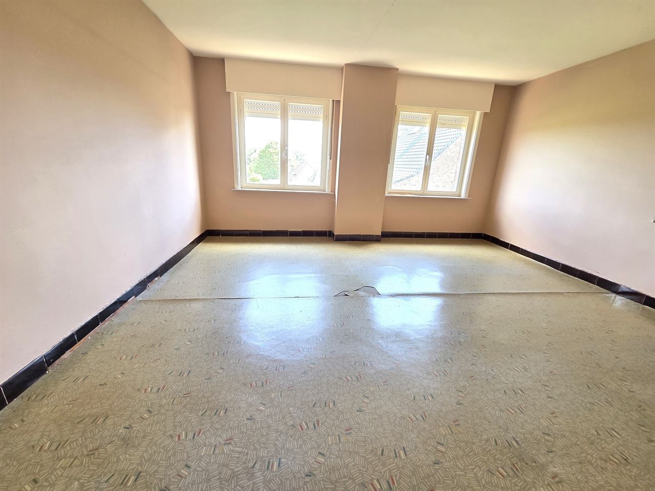 Vrijstaande woning met 4 slks op een perceel van 3135m² met mooi groen verzicht. Toplocatie!