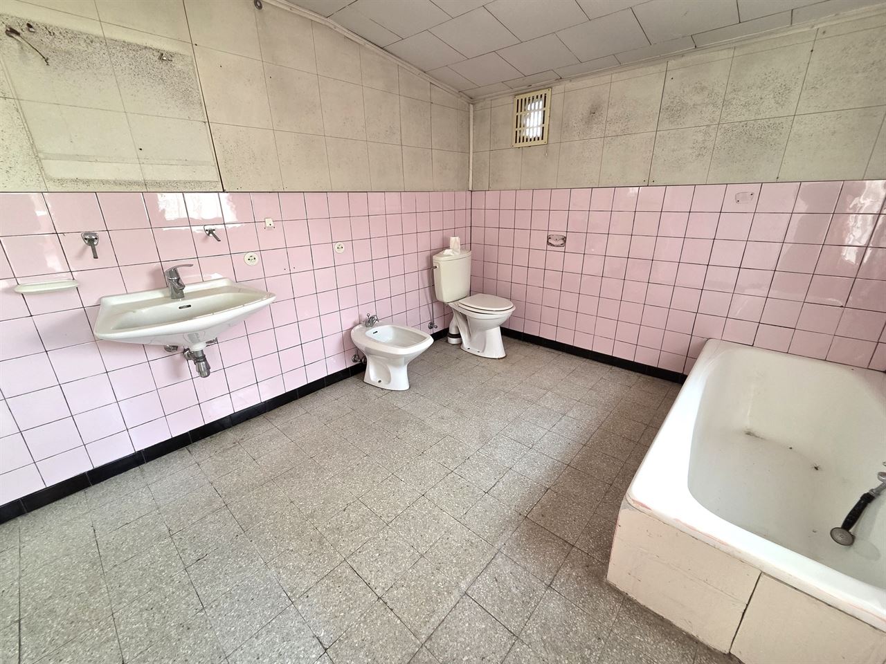 Vrijstaande woning met 4 slks op een perceel van 3135m² met mooi groen verzicht. Toplocatie!