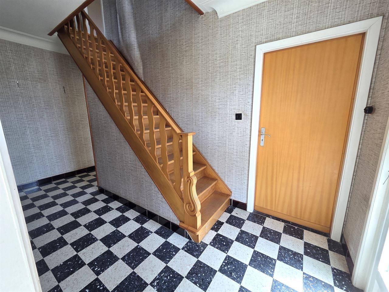 Vrijstaande woning met 4 slks op een perceel van 3135m² met mooi groen verzicht. Toplocatie!