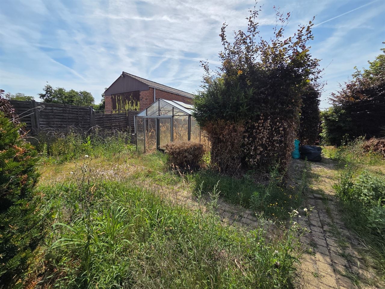 Te renoveren woning, rustig gelegen op een zuidgericht perceel van 581m²