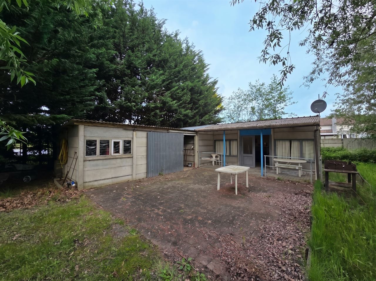 Prachtig gelegen chalet omkaderd in het groen met 2 grote vijvers gelegen op een perceel van 75a40ca. Zuid gericht.