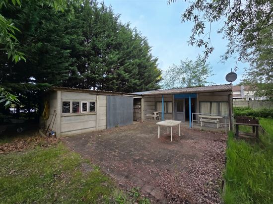 Prachtig gelegen chalet omkaderd in het groen met 2 grote vijvers gelegen op een perceel van 75a40ca. Zuid gericht.