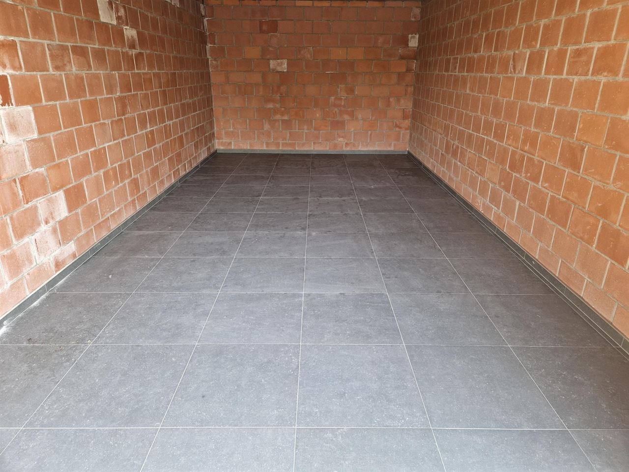 Ruime garagebox te Heist-Goor