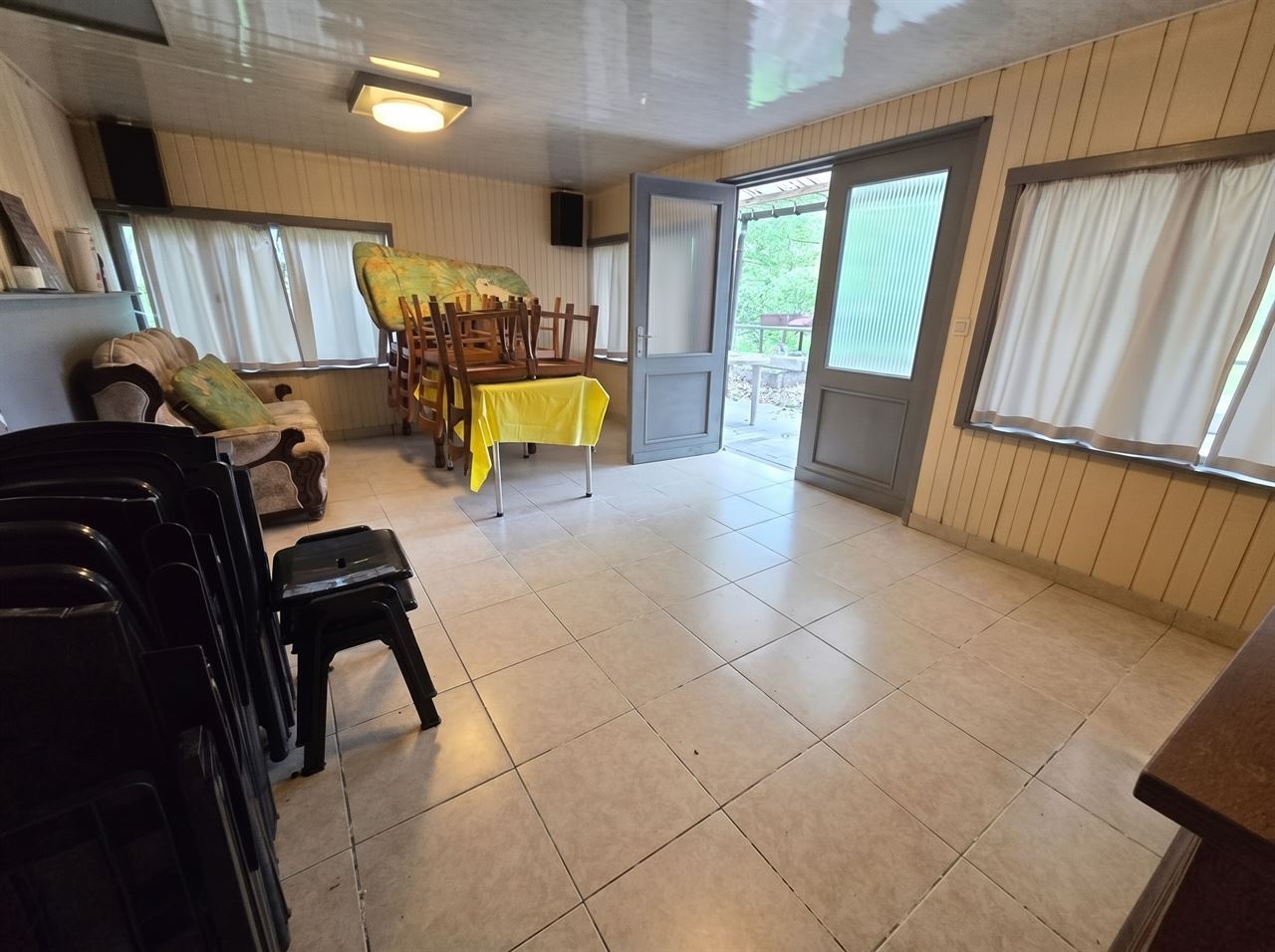 Prachtig gelegen chalet omkaderd in het groen met 2 grote vijvers gelegen op een perceel van 75a40ca. Zuid gericht.