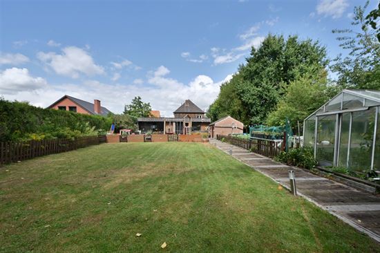 Veelzijdige woning met 5 slpks en bijgebouw van ca. 150 m²