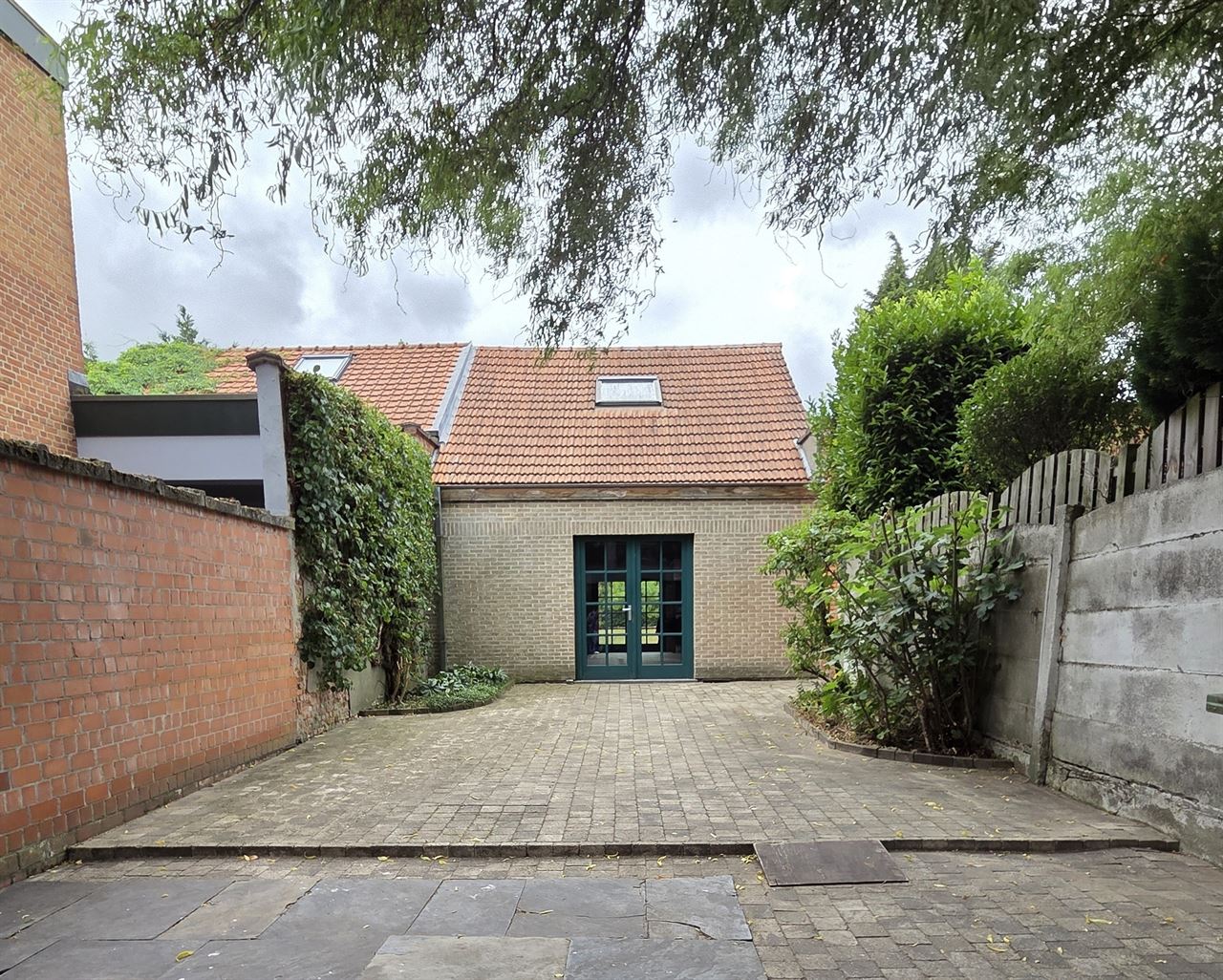 Ruime veelzijdige woning, 4 slpk met groot bijgebouw aan de Bist
