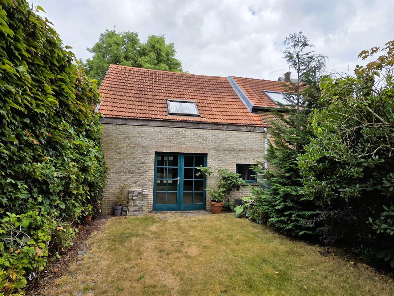 Ruime veelzijdige woning, 4 slpk met groot bijgebouw aan de Bist
