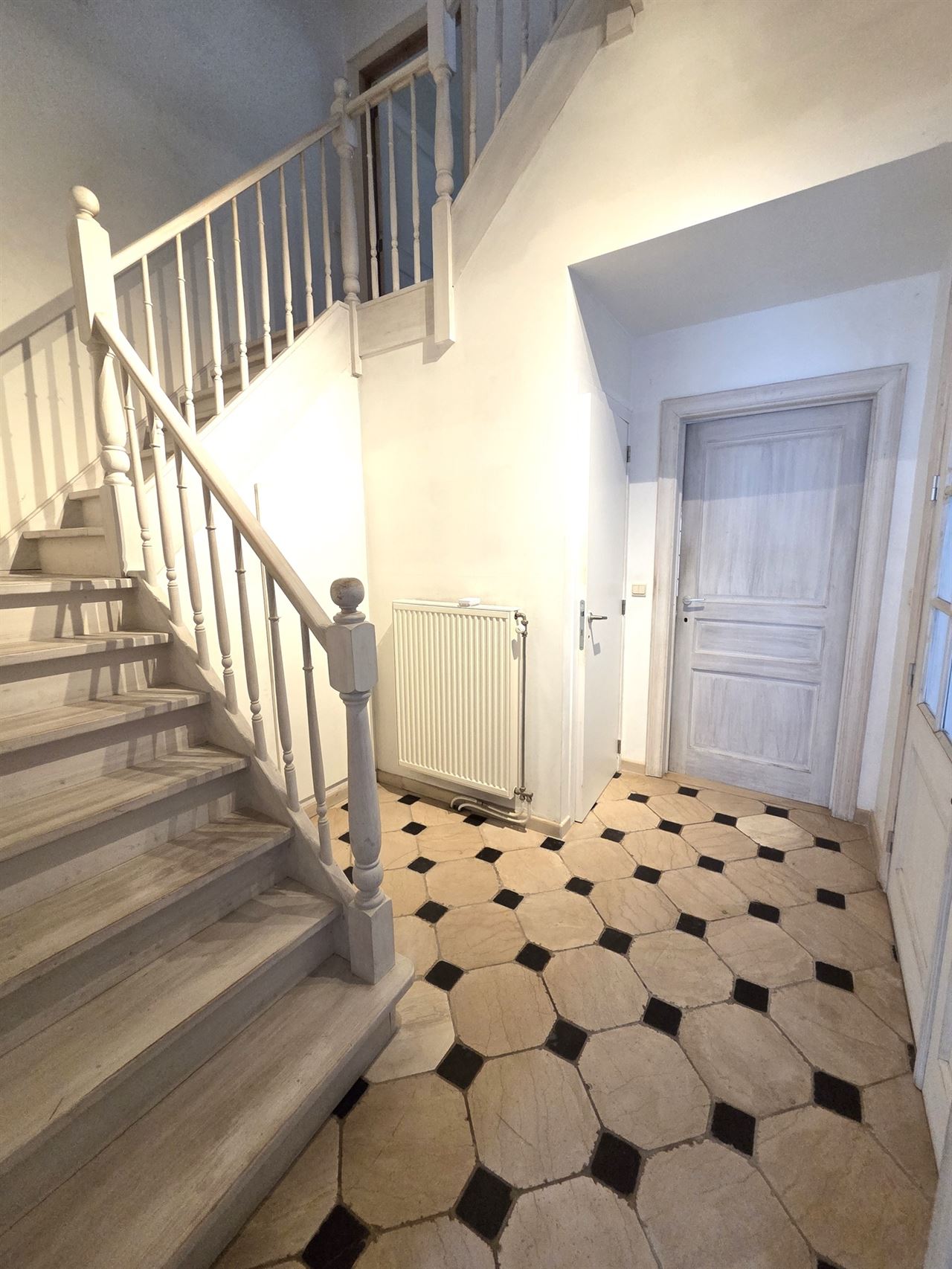 Ruime veelzijdige woning, 4 slpk met groot bijgebouw aan de Bist