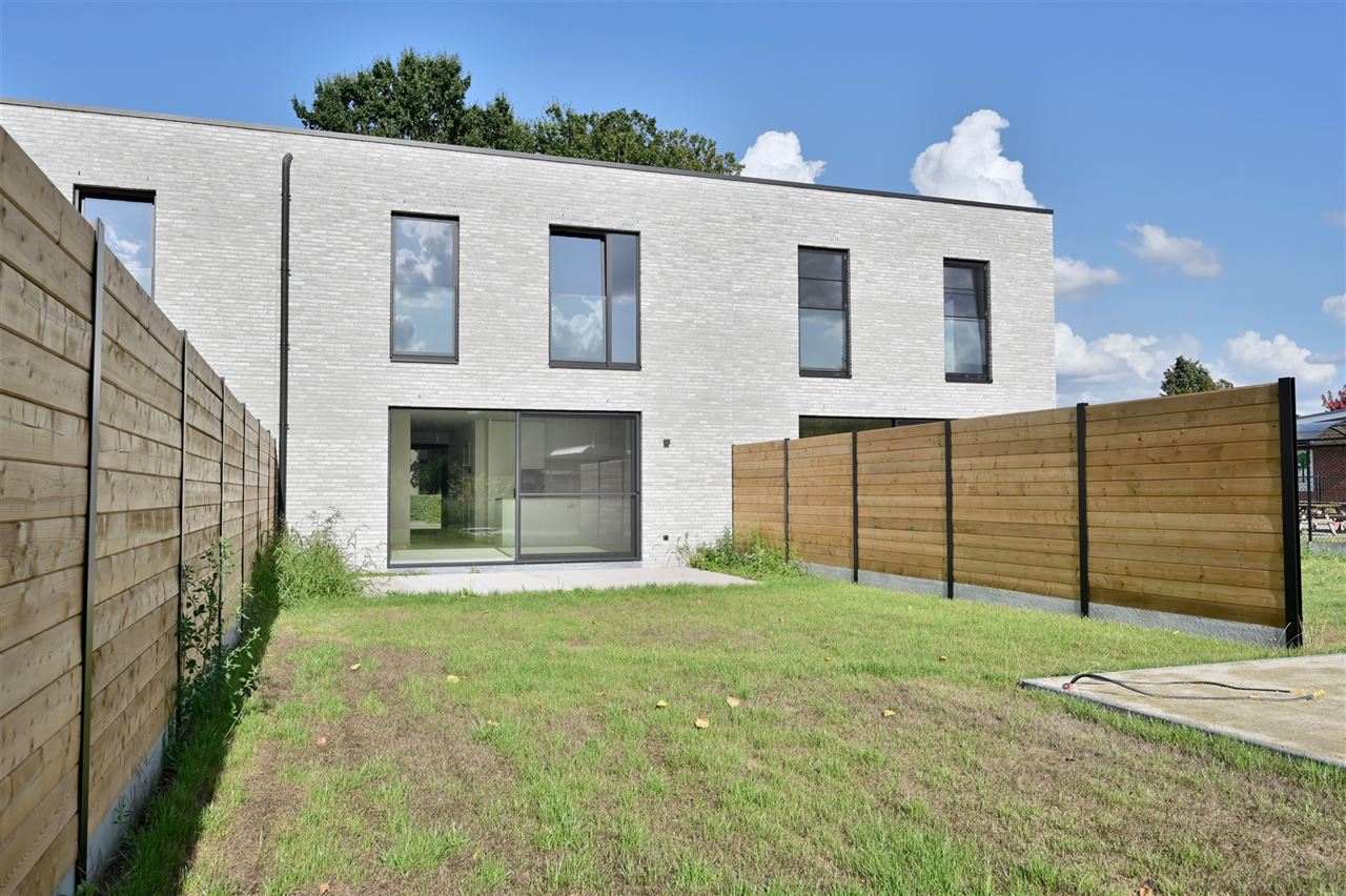 Moderne nieuwbouwwoning met 4 slpk en zonnige tuin