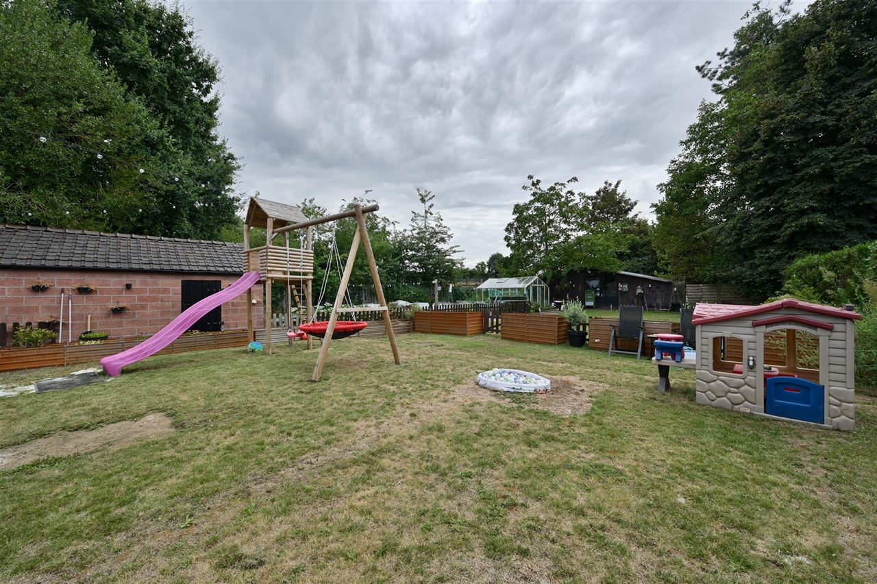 Veelzijdige woning met 5 slpks en bijgebouw van ca. 150 m²