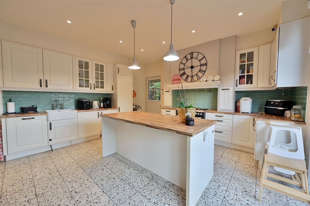 Veelzijdige woning met 5 slpks en bijgebouw van ca. 150 m²