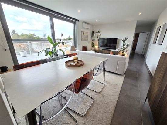 Energiezuinig appartement met 2 slks, zeer groot terras, carport en kelderberging