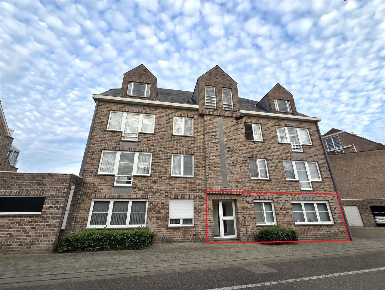 Ruim gelijkvloers app van 102 m² met terras en staanplaats in hartje Bonheiden