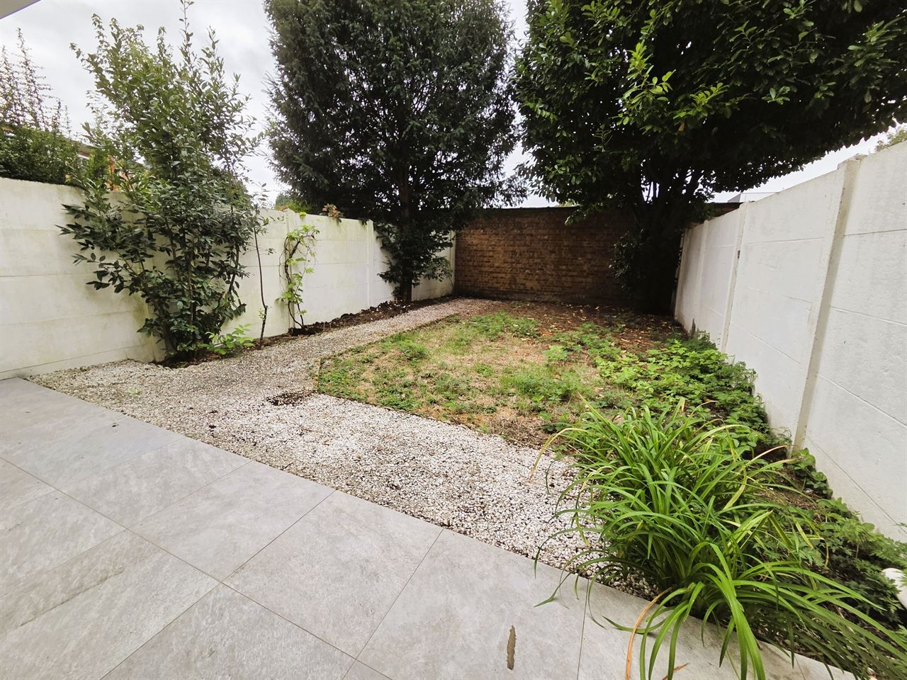Instapklaar gelijkvloers appartement met zonnige tuin