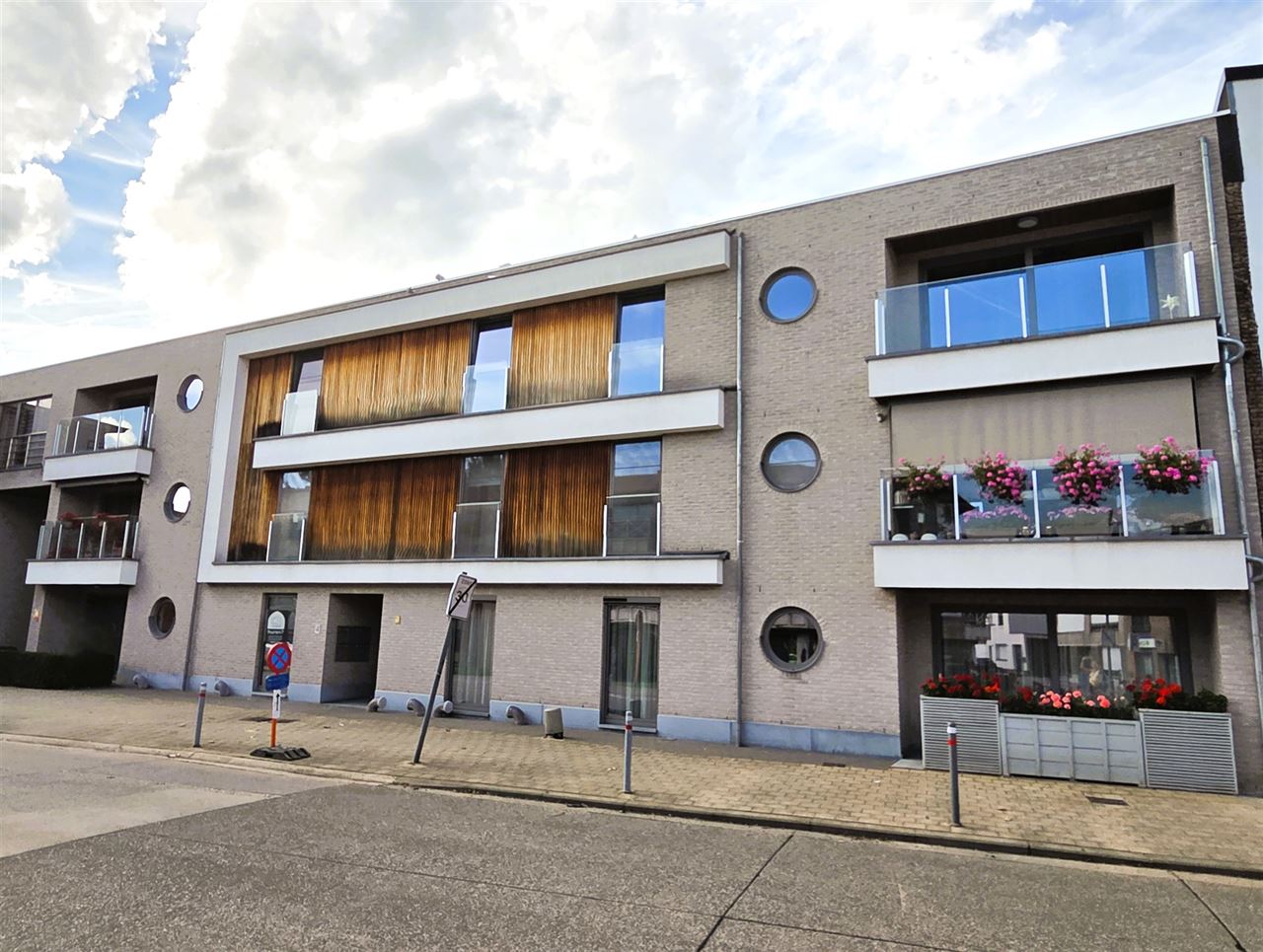 Energiezuinig appartement met 2 slks, zeer groot terras, carport en kelderberging