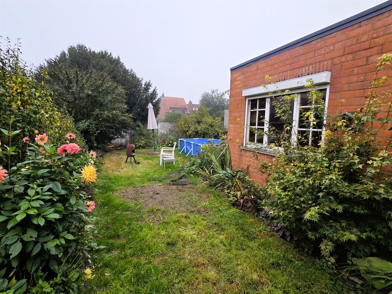 Gelijkvloerse woning met zonnige tuin en ruime garage op topligging in Heist