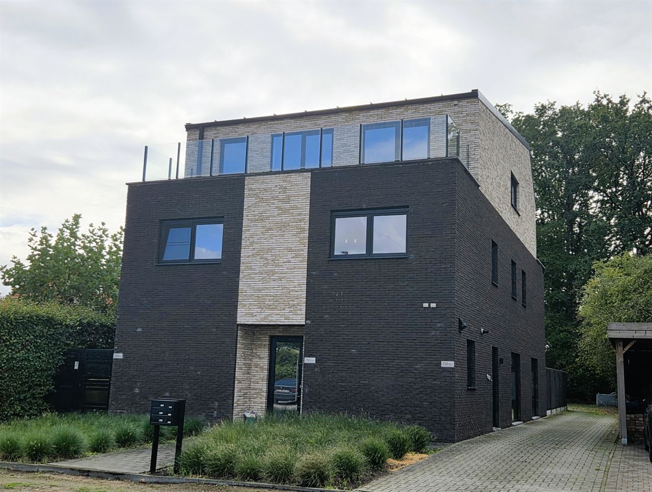Ruim duplexapp van 144 m², 3 slpks met zuidgerichte tuin en 2 staanplaatsen