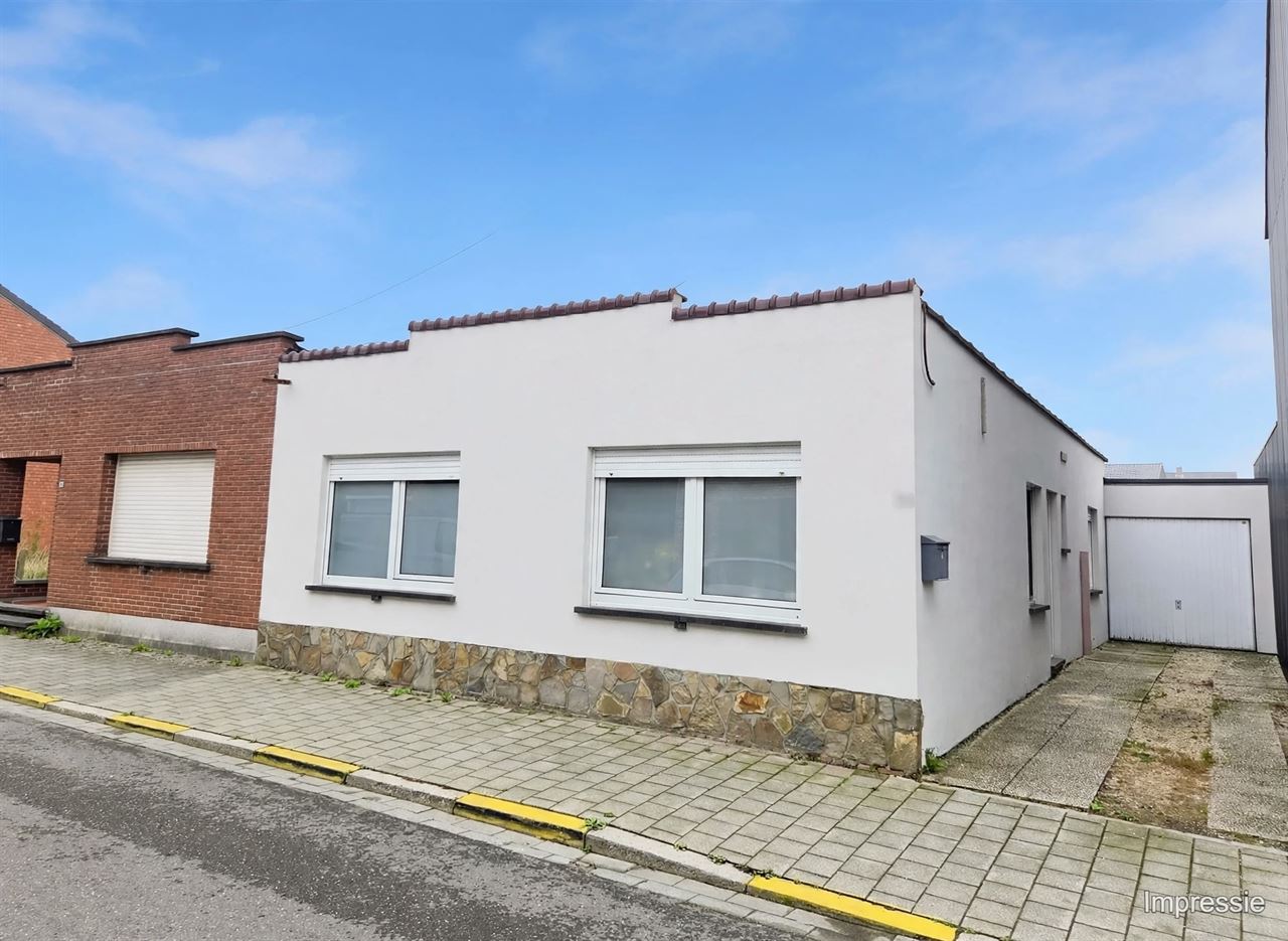 Gelijkvloerse woning met zonnige tuin en ruime garage op topligging in Heist