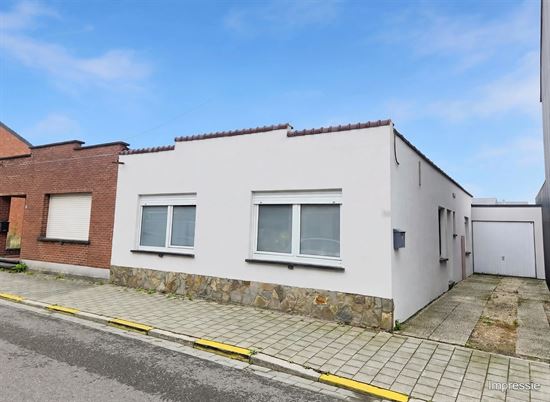 Gelijkvloerse woning met zonnige tuin en ruime garage op topligging in Heist