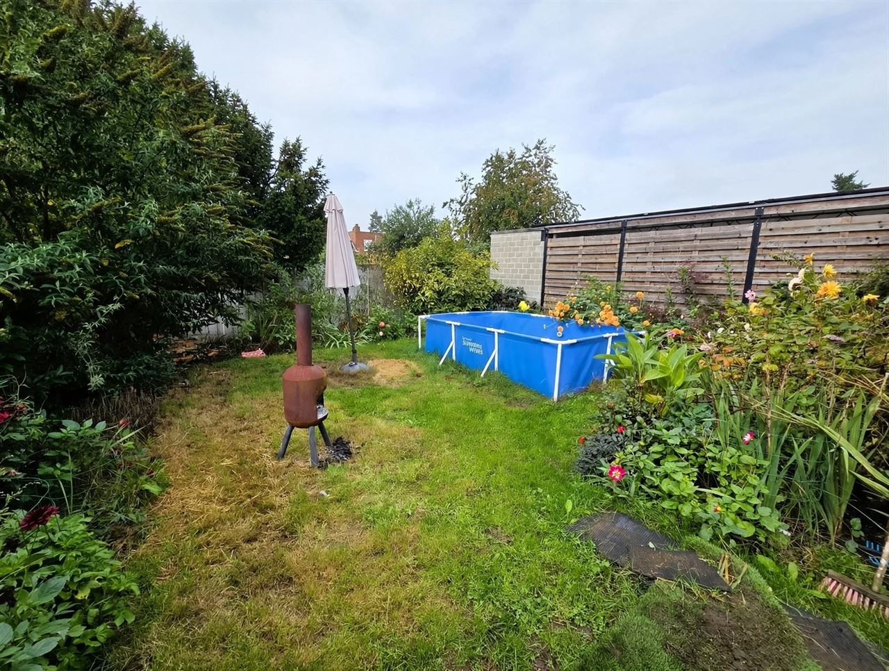 Gelijkvloerse woning met zonnige tuin en ruime garage op topligging in Heist