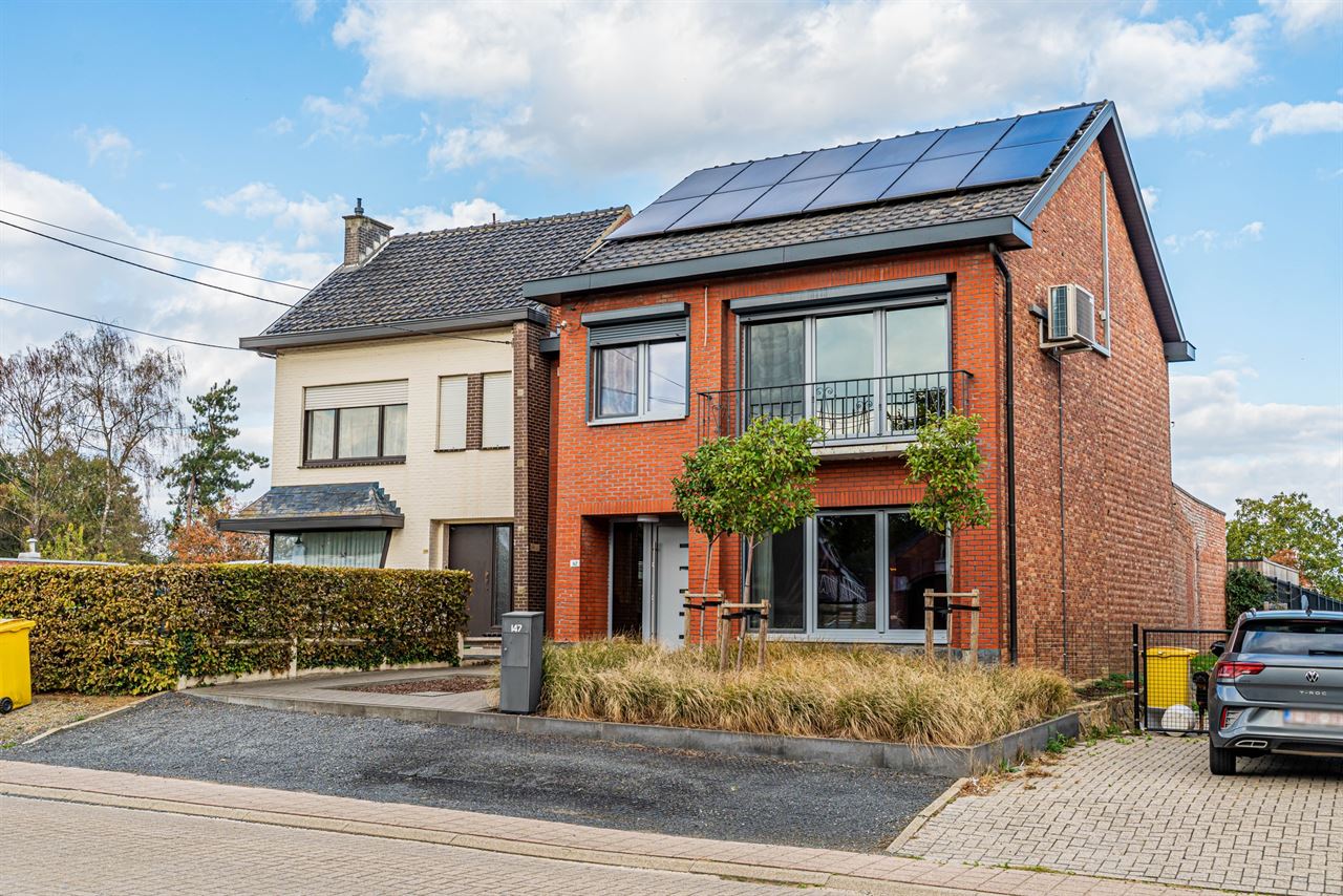 Ruime halfopen bebouwing met 5 slpk, zonnige terrassen en tal van mogelijkheden in Zichem