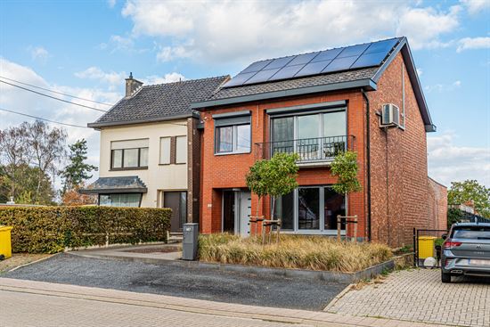 Ruime halfopen bebouwing met 5 slpk, zonnige terrassen en tal van mogelijkheden in Zichem