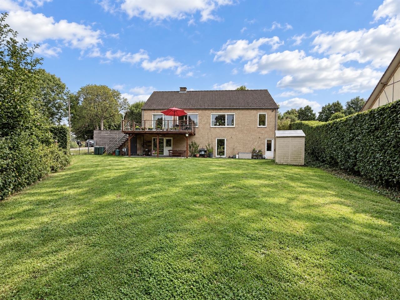 Villa avec garage dans une rue sans issue